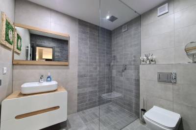 Kúpeľňa so sprchovacím kútom a toaletou, Apartmány LINEA Deluxe, Piešťany