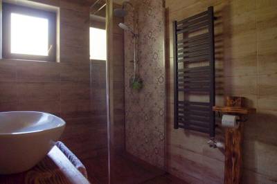 Kúpeľňa so sprchovacím kútom, Chata Hniezdo, Smižany