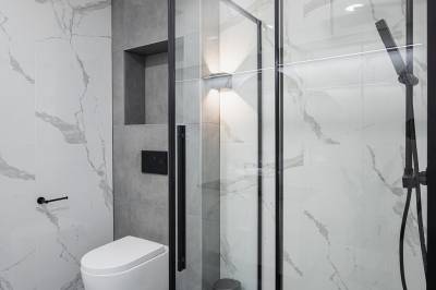 Kúpeľňa so sprchovacím kútom a toaletou, Apartmán Malinô Hrabovo, Ružomberok