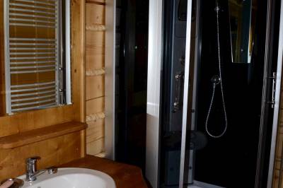 Kúpeľňa s masážnym sprchovacím kútom, Chaty v Ráztoke, Veľké Borové