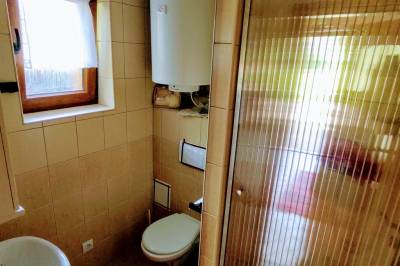 Kúpeľňa so sprchovacím kútom a toaletou, Chalupa SPOLIKO, Čremošné