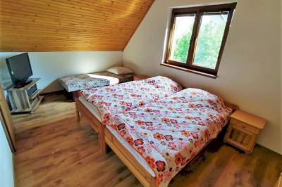 Spálňa s manželskou a 1-lôžkovou posteľou a TV, Chalupa SPOLIKO, Čremošné