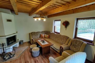 Obývačka s gaučom a krbom, Chalupa SPOLIKO, Čremošné