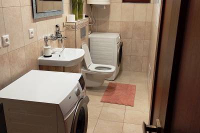 Samostatná toaleta s práčkou a sušičkou, Rekreačný dom SPOLIKO, Podhájska