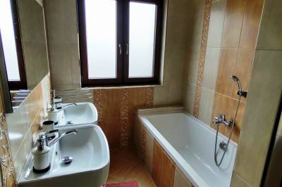 Kúpeľňa s vaňou, Rekreačný dom SPOLIKO, Podhájska