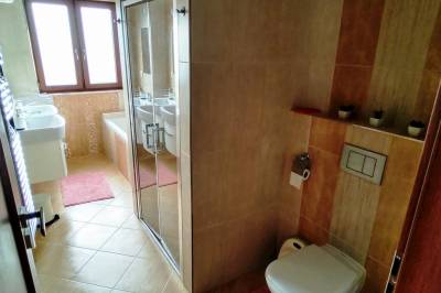 Kúpeľňa s vaňou a toaletou, Rekreačný dom SPOLIKO, Podhájska