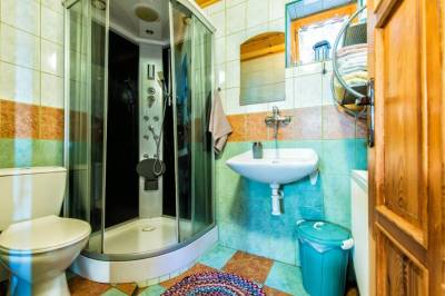 Kúpeľňa so sprchovacím kútom a toaletou, Chata Jasienka, Detvianska Huta
