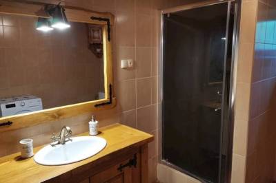Kúpeľňa so sprchovacím kútom a toaletou, Chata Miško, Ružomberok