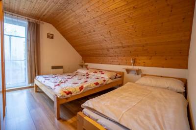 Spálňa s manželskou a 1-lôžkovou posteľou, Chata Mlynky na Orave, Oravský Biely Potok