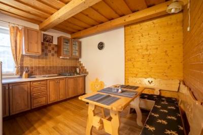 Plne vybavená kuchyňa s jedálenským sedením, Chata Mlynky na Orave, Oravský Biely Potok