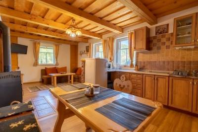 Plne vybavená kuchyňa s jedálenským sedením, Chata Mlynky na Orave, Oravský Biely Potok