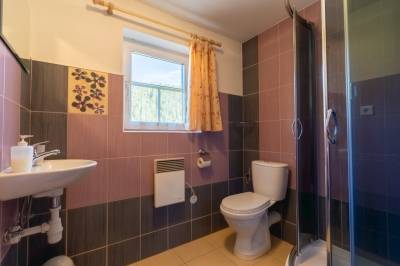 Kúpeľňa so sprchovacím kútom a toaletou, Chata Mlynky na Orave, Oravský Biely Potok