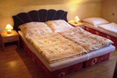 Spálňa s manželskou a 1-lôžkovou posteľou, Rekreačný dom u Cyrila, Oščadnica