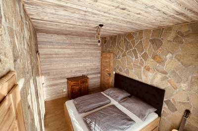Spálňa s manželskou posteľou, Chata u Medveďa, Oravská Lesná