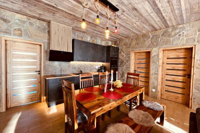 Plne vybavená kuchyňa s jedálenským sedením, Chata u Medveďa, Oravská Lesná
