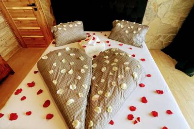 Spálňa s manželskou posteľou, Chata u Medveďa, Oravská Lesná