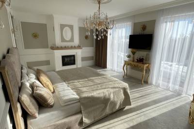 Izba s manželskou posteľou, krbom a LCD TV, Orlie hniezdo s luxusným wellness, Oravská Lesná