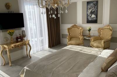 Izba s manželskou posteľou, LCD TV a kreslami, Orlie hniezdo s luxusným wellness, Oravská Lesná