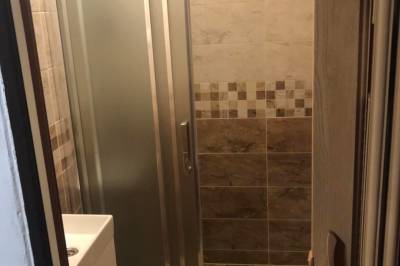 Kúpeľňa so sprchovacím kútom, Chata u Medveďa, Štôla