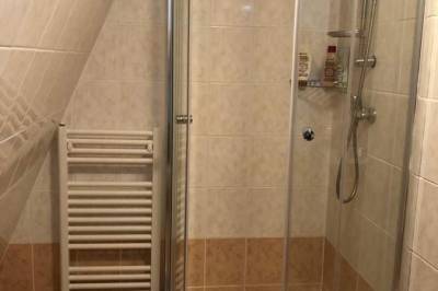 Kúpeľňa so sprchovacím kútom, Chata u Sovy, Štôla