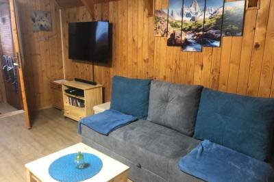 Obývačka s rozkladacím gaučom a LCD TV, Chata u Modrého Vlka, Štôla