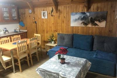 Obývačka s rozkladacím gaučom a jedálenským sedením, Chata u Modrého Vlka, Štôla