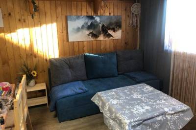 Obývačka s rozkladacím gaučom, Chata u Modrého Vlka, Štôla