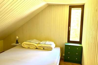 Spálňa s manželskou posteľou a 1-lôžkovou posteľou, Chata u starkého, Kováčová