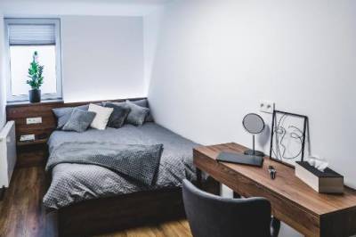 Spálňa s manželskou posteľou a pracovným stolom, Beauty bar concept, Žilina