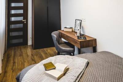 Spálňa s manželskou posteľou a pracovným stolom, beauty bar concept, Žilina