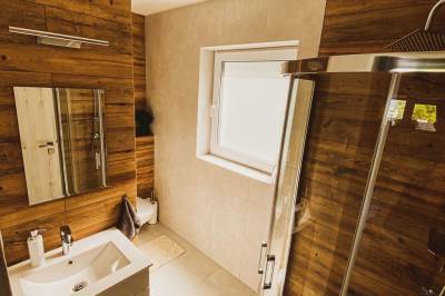 Kúpeľňa so sprchovacím kútom, Chaty Sára Samanta, Trstená