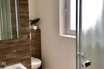 Kúpeľňa so sprchovacím kútom a toaletou, Chaty Sára Samanta, Trstená