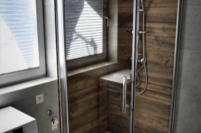 Kúpeľňa so sprchovacím kútom a práčkou, Chaty Sára Samanta, Trstená