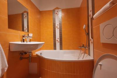 Spálňa 1 - kúpeľňa s vaňou a toaletou, Vila Doliny, Konská