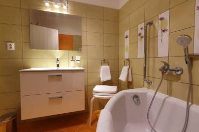 Spálňa 2 - kúpeľňa s vaňou a toaletou, Vila Doliny, Konská