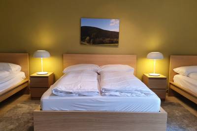 Spálňa 4 pre 4 osoby s manželskou posteľou a dvomi 1-lôžkovými, Vila Doliny, Konská