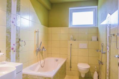 Spálňa 4 - kúpeľňa s vaňou a toaletou, Vila Doliny, Konská
