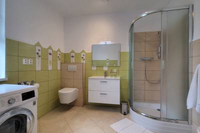 Spálňa 5 - kúpeľňa so sprchovacím kútom, práčkou a toaletou, Vila Doliny, Konská