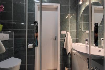 Spálňa 6 - kúpeľňa so sprchovacím kútom a toaletou, Vila Doliny, Konská