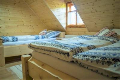 Spálňa s manželskou a 1-lôžkovou posteľou, Chata Kosturák, Osturňa