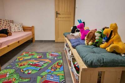 Spálňa s dvomi oddelenými lôžkami a hračkami, Chata Kosturák, Osturňa