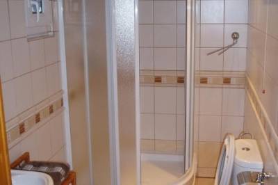 Chalupa pod Rozsutcom - kúpeľňa so sprchovacím kútom a toaletou, Zázrivský dvor, Zázrivá