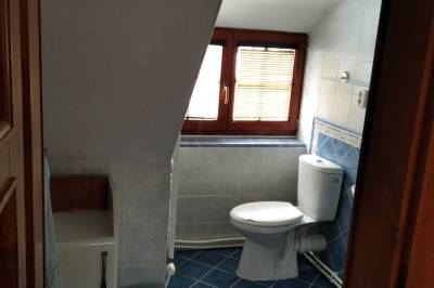 Chalupa pod Rozsutcom - kúpeľňa s toaletou, Zázrivský dvor, Zázrivá