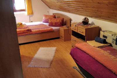 Chalupa pod Rozsutcom - spálňa s manželskou a 1-lôžkovou posteľou, Zázrivský dvor, Zázrivá