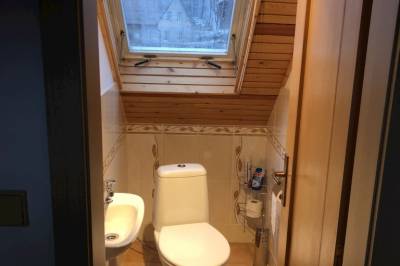 Samostatná toaleta na poschodí, Chalupa Barborka, Klubina