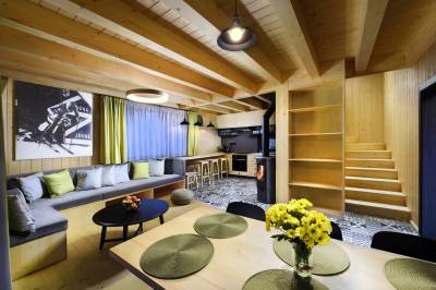 Žltá vydra - obývačka prepojená s kuchyňou s jedálenským sedením, Chaty TRI VYDRY, Podbrezová
