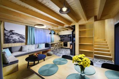 Modrá vydra - obývačka prepojená s kuchyňou s jedálenským sedením, Chaty TRI VYDRY, Podbrezová