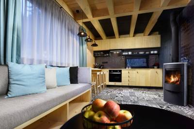 Modrá vydra - plne vybavená kuchyňa prepojená s obývačkou s krbom, Chaty TRI VYDRY, Podbrezová
