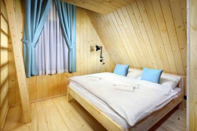 Modrá vydra - spálňa s manželskou posteľou, Chaty TRI VYDRY, Podbrezová