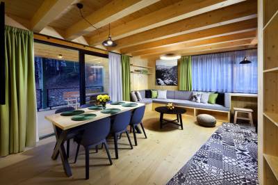 Zelená vydra - obývačka s jedálenským sedením, Chaty TRI VYDRY, Podbrezová